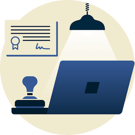 Lampe über einem Stempel und einem Laptop, mit einem Zertifikat im Hintergrund.